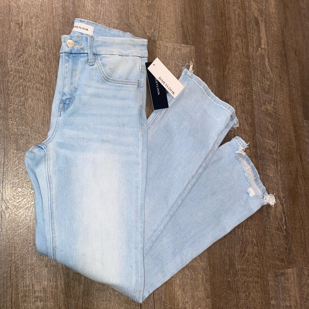NWT DAILYLOOK Brand Straight Leg Light Wash Denim Jeans (read description)